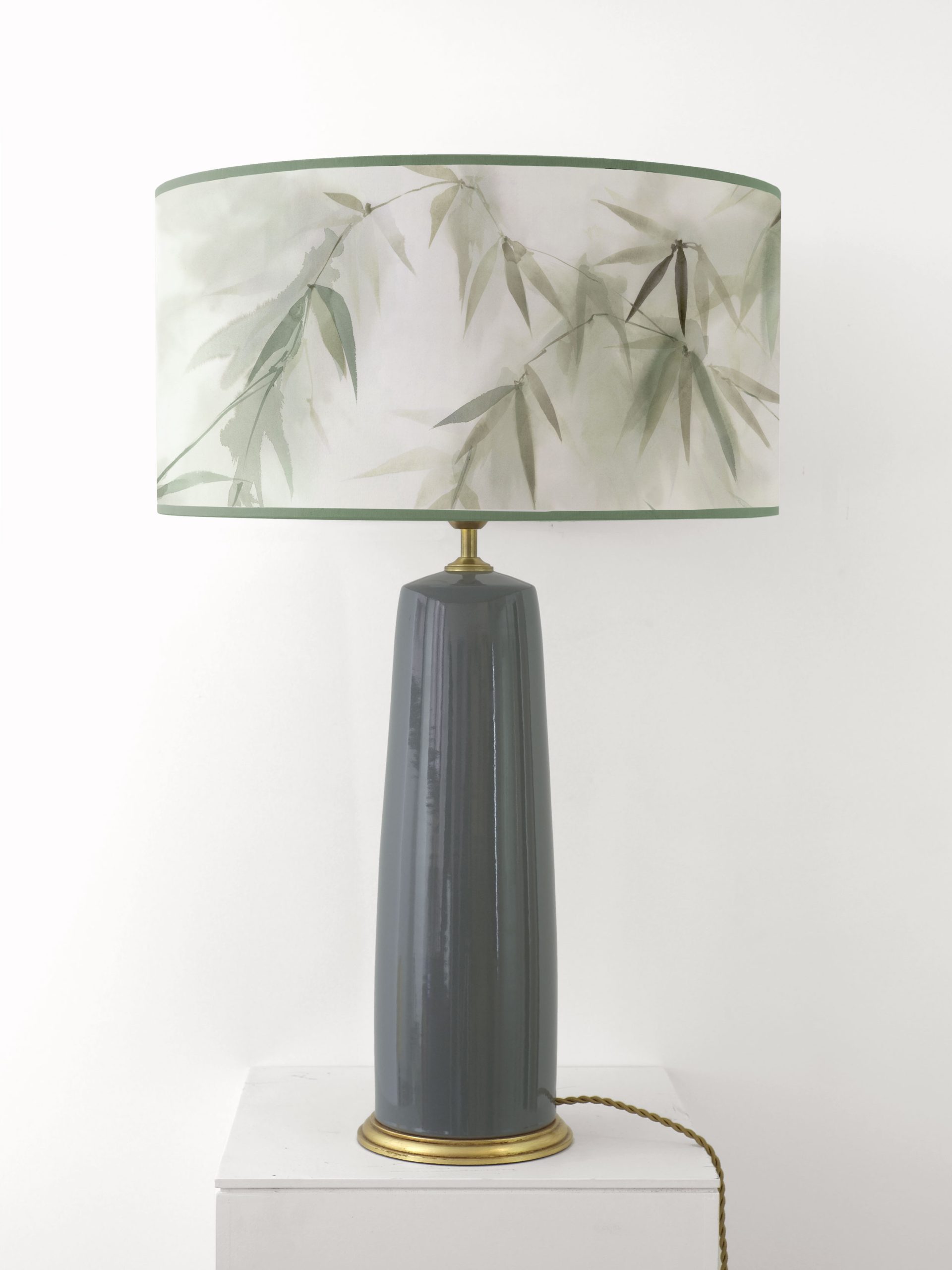 Lampara de sobremesa formada por pantalla artesanal  pintada a mano sobre base de papel natural 100% algodón. Diseño: papel pintado a mano GHOST.