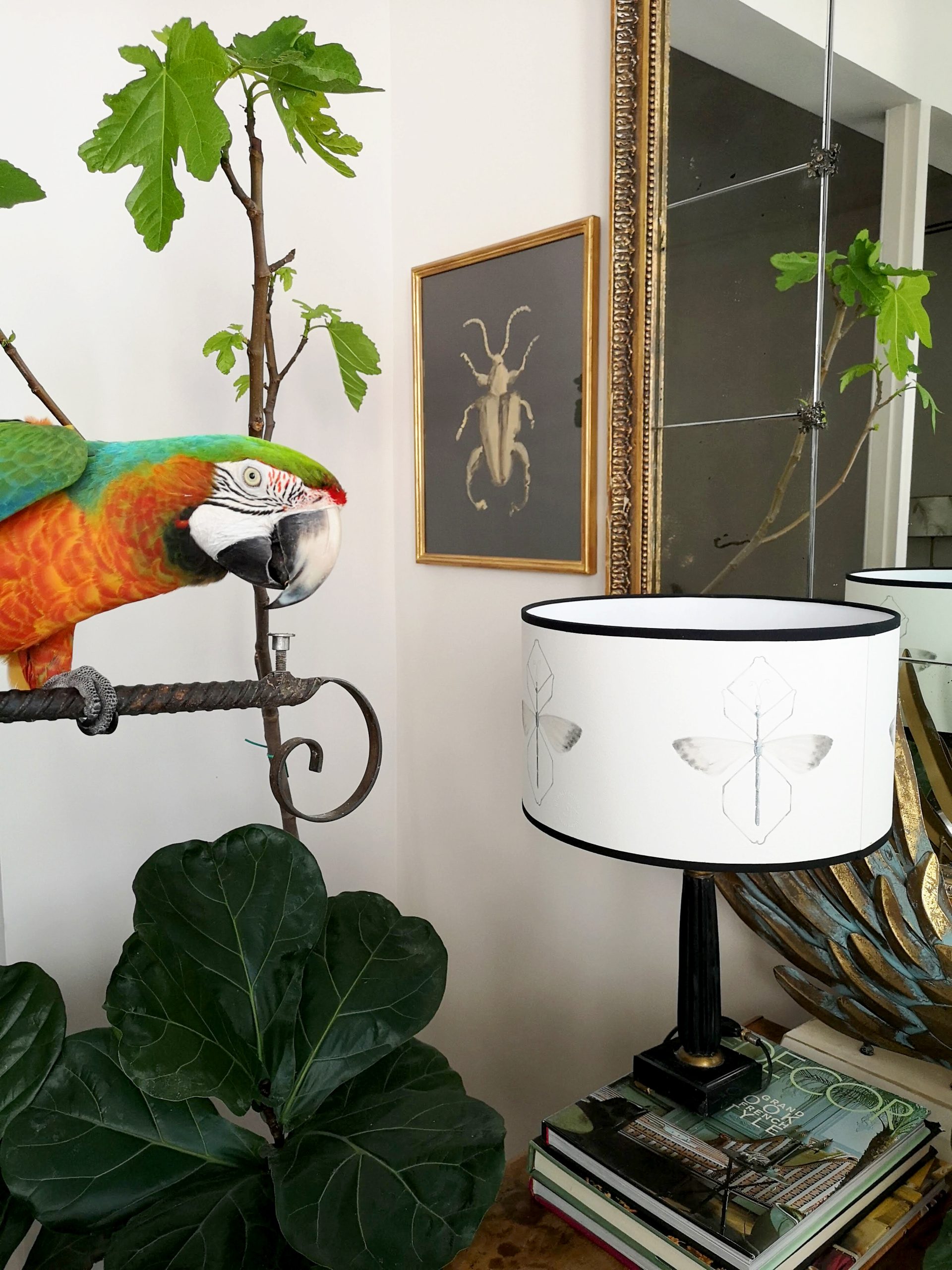 Lampara de sobremesa formada por pantalla artesanal  pintada a mano sobre base de papel natural 100% algodón. Diseño: papel pintado a mano GHOST.