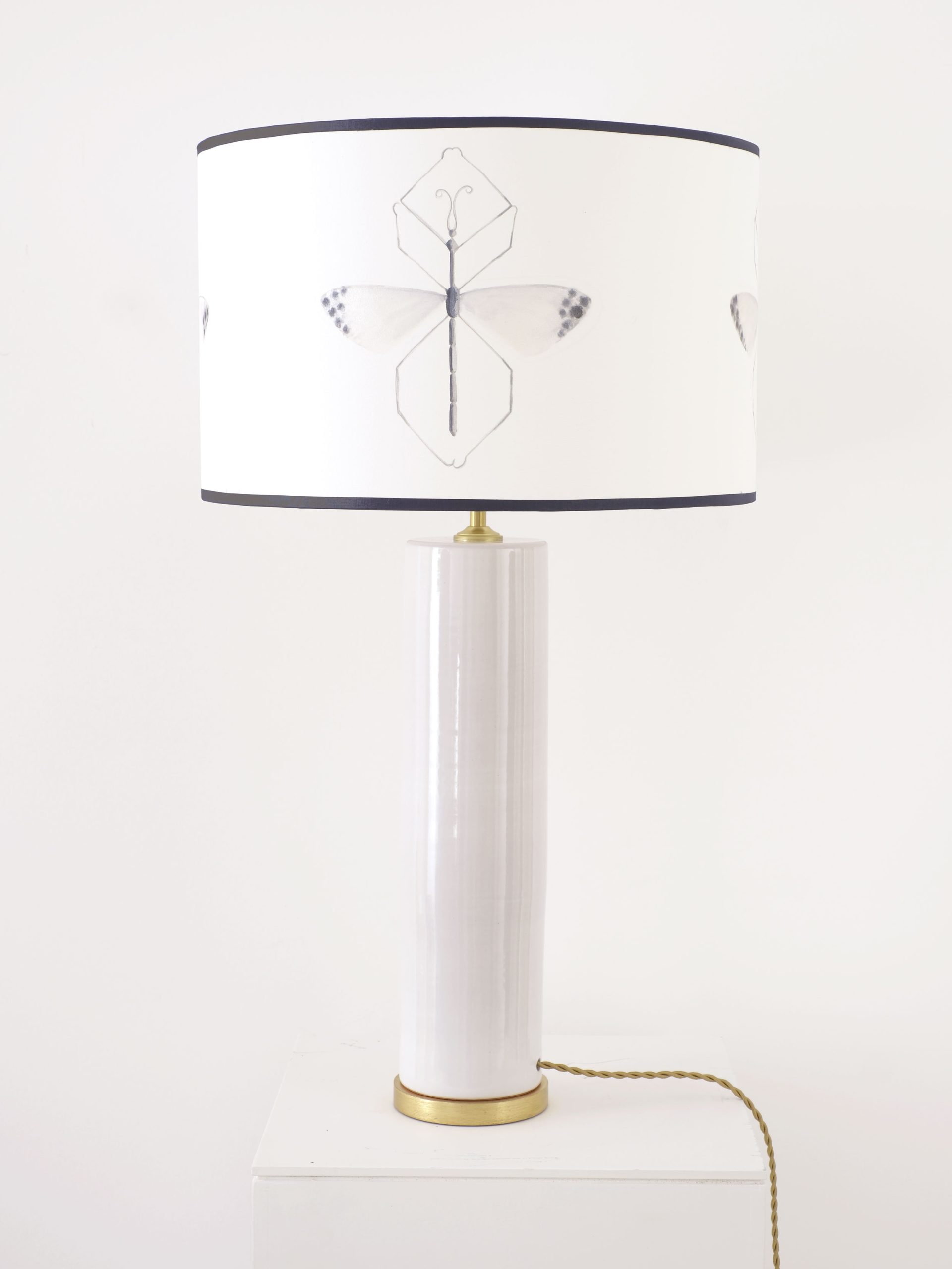 Lampara de sobremesa formada por pantalla artesanal  pintada a mano sobre base de papel natural 100% algodón. Diseño: papel pintado a mano GHOST.