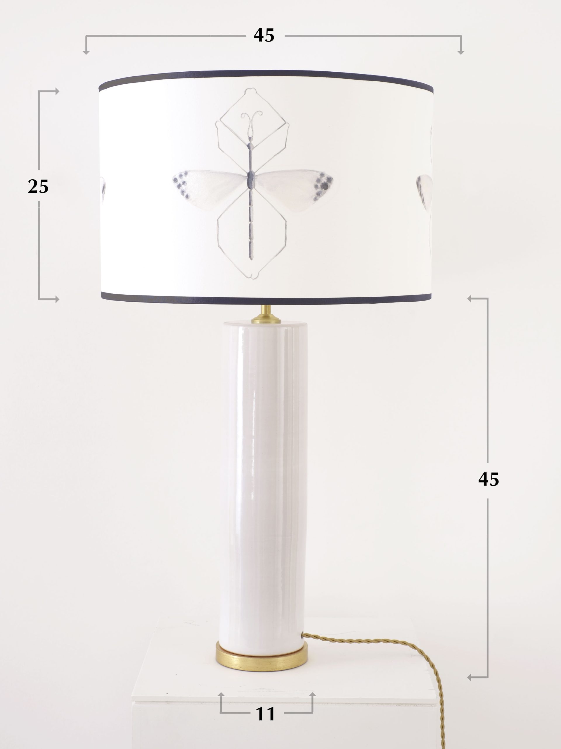 Lampara de sobremesa formada por pantalla artesanal  pintada a mano sobre base de papel natural 100% algodón. Diseño: papel pintado a mano GHOST.