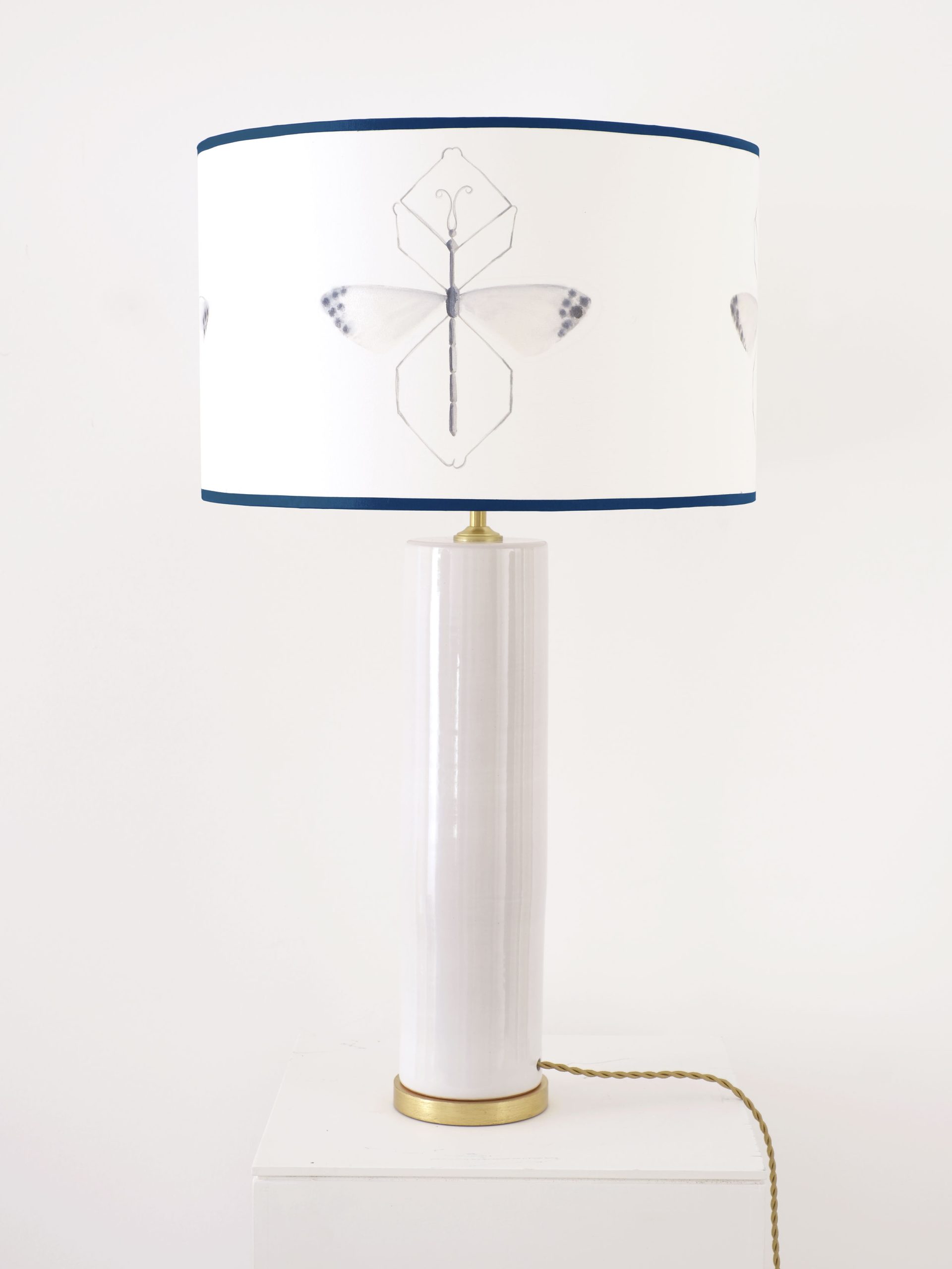 Lampara de sobremesa formada por pantalla artesanal  pintada a mano sobre base de papel natural 100% algodón. Diseño: papel pintado a mano GHOST.