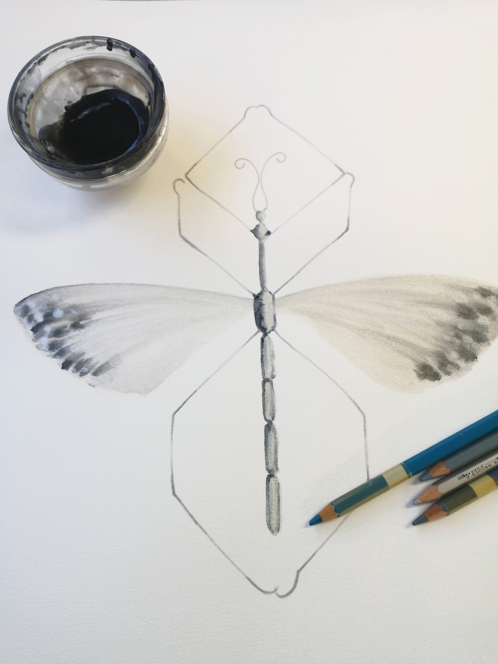 Lampara de sobremesa formada por pantalla artesanal  pintada a mano sobre base de papel natural 100% algodón. Diseño: papel pintado a mano GHOST.