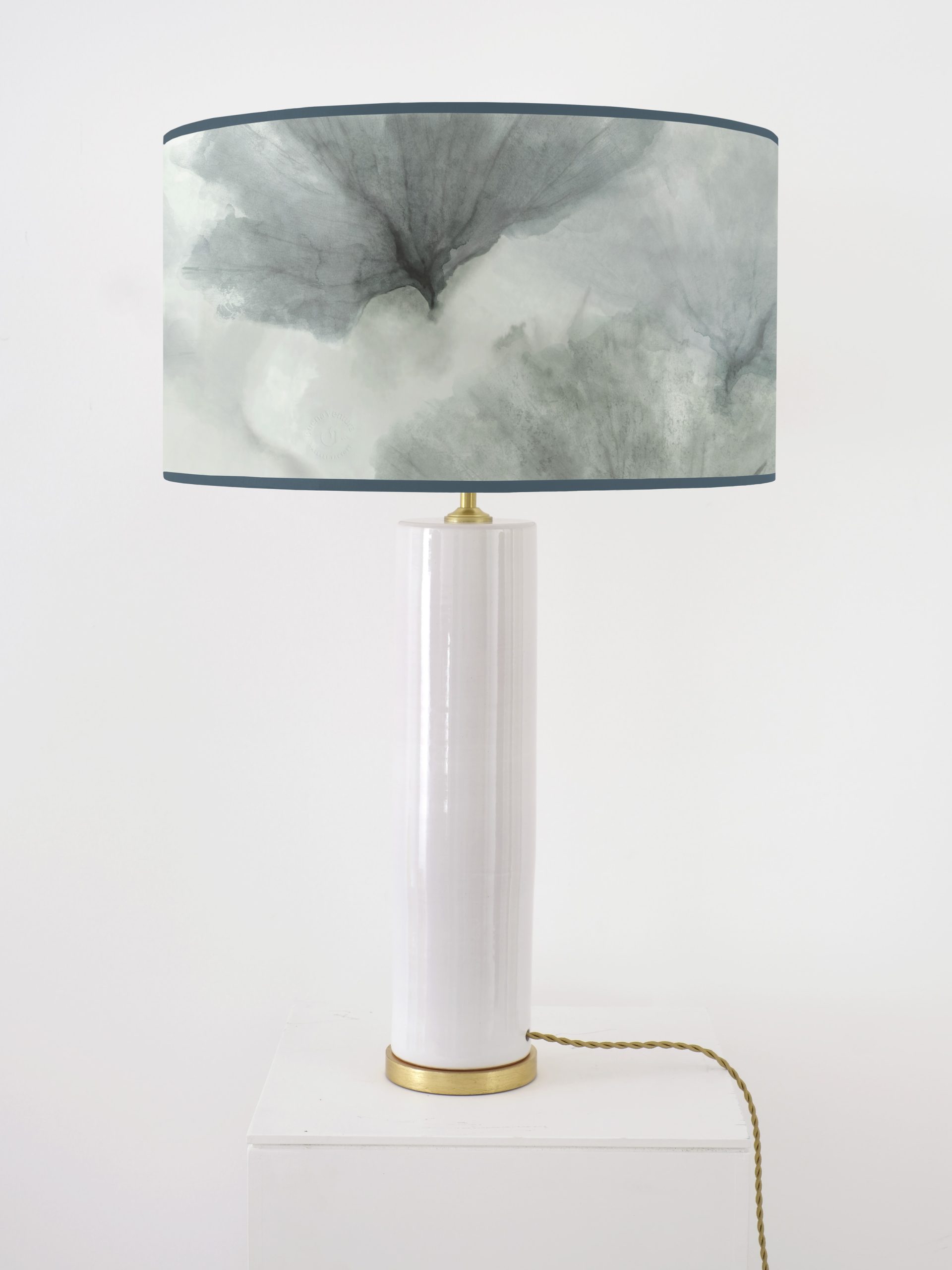 Lampara de sobremesa formada por pantalla artesanal  pintada a mano sobre base de papel natural 100% algodón. Diseño: papel pintado a mano FAN CORAL.