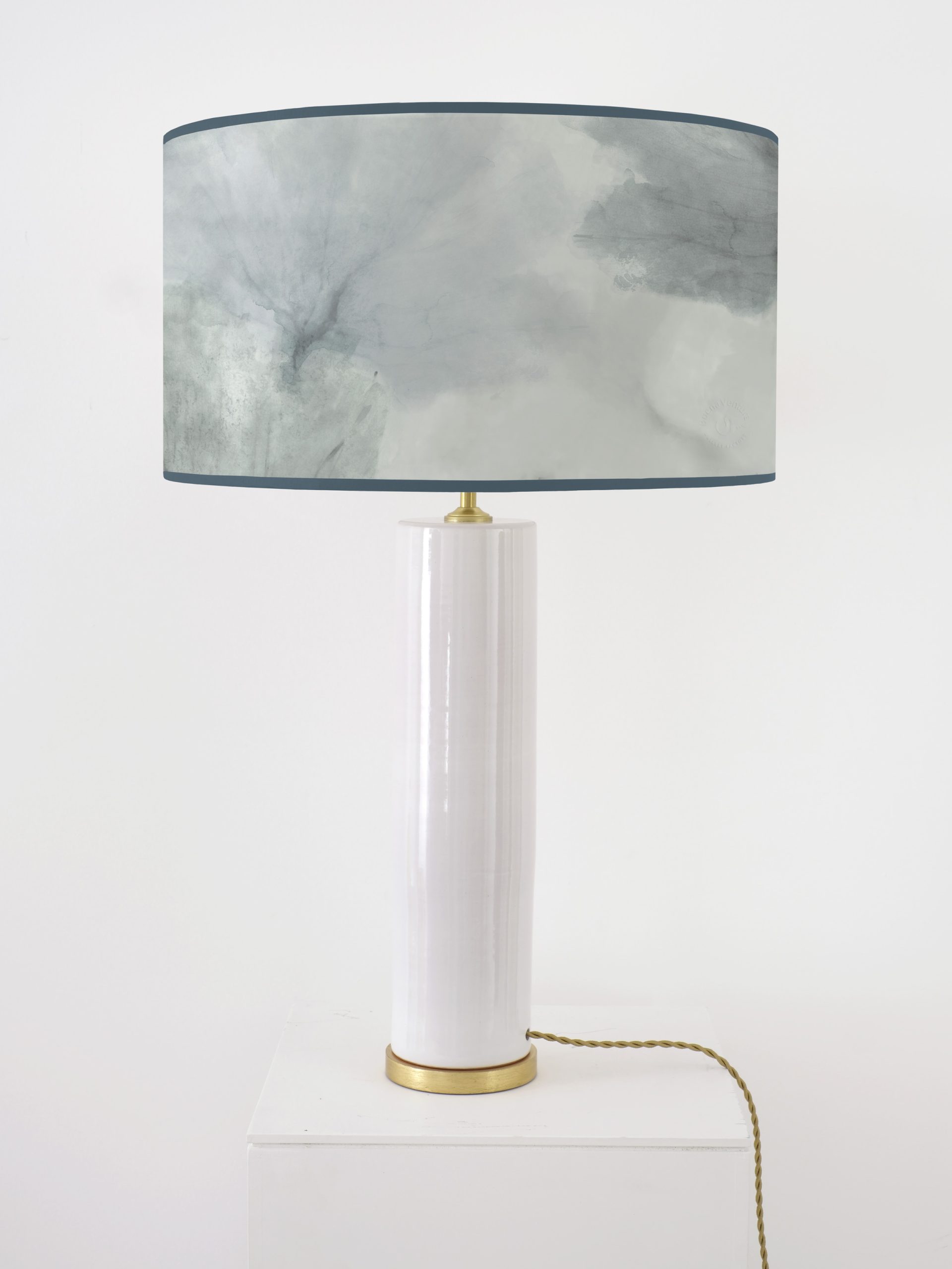 Lampara de sobremesa formada por pantalla artesanal  pintada a mano sobre base de papel natural 100% algodón. Diseño: papel pintado a mano FAN CORAL.