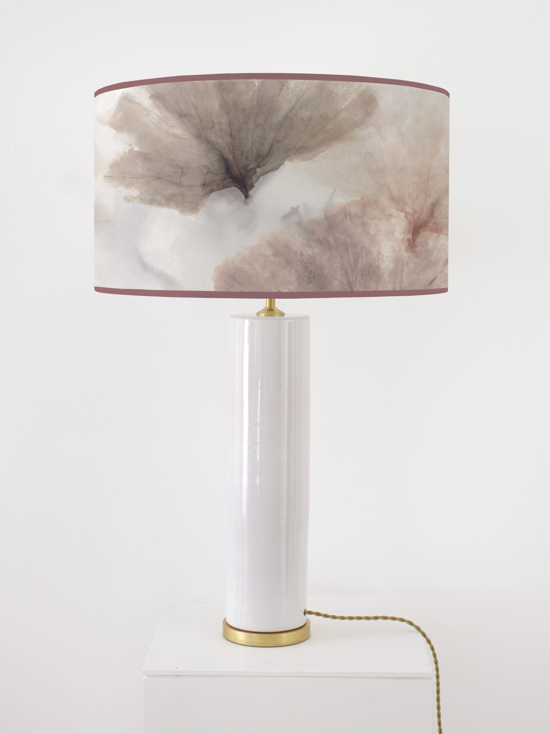 Lampara de sobremesa formada por pantalla artesanal  pintada a mano sobre base de papel natural 100% algodón. Diseño: papel pintado a mano FAN CORAL.