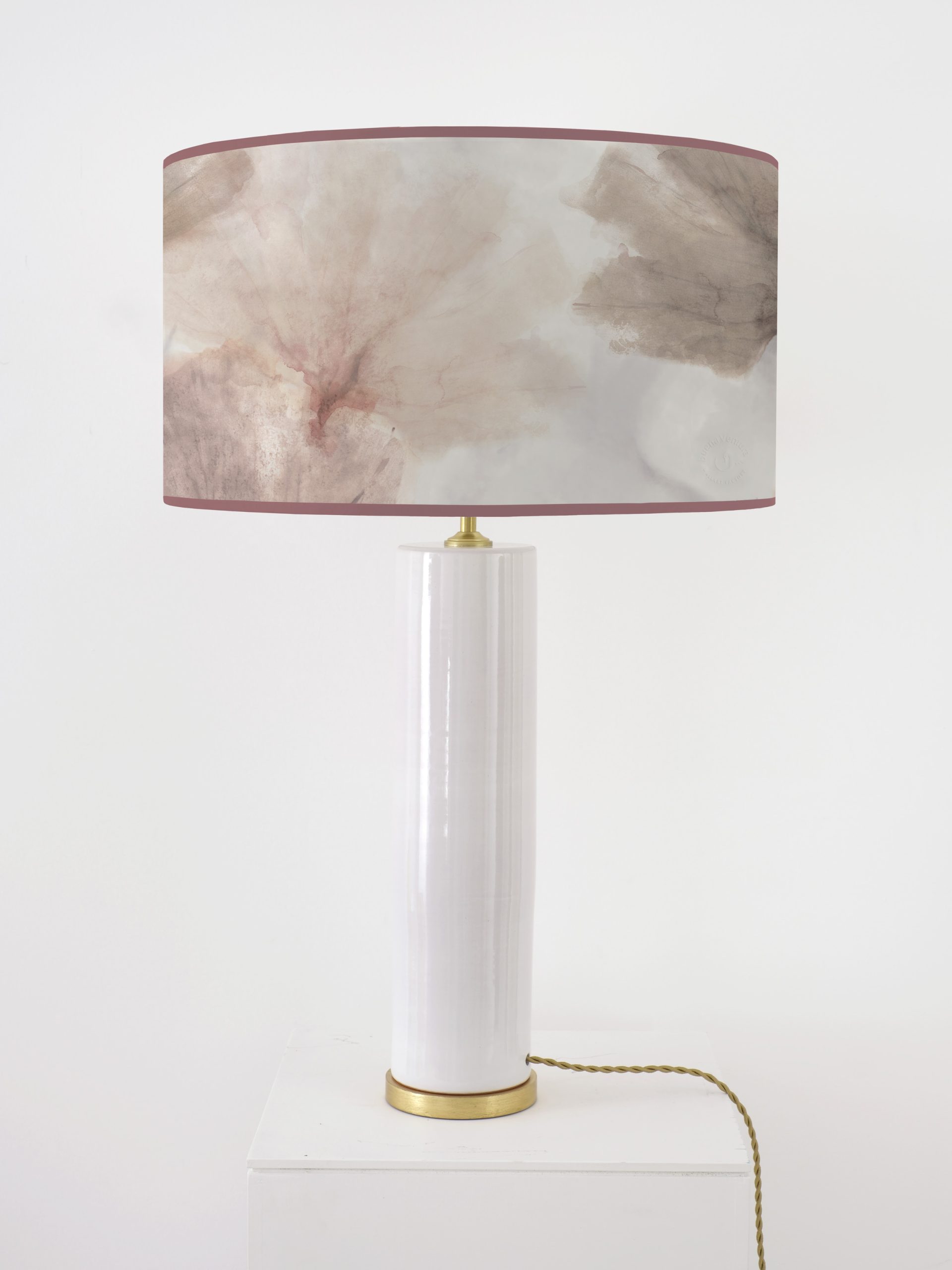 Lampara de sobremesa formada por pantalla artesanal  pintada a mano sobre base de papel natural 100% algodón. Diseño: papel pintado a mano FAN CORAL.