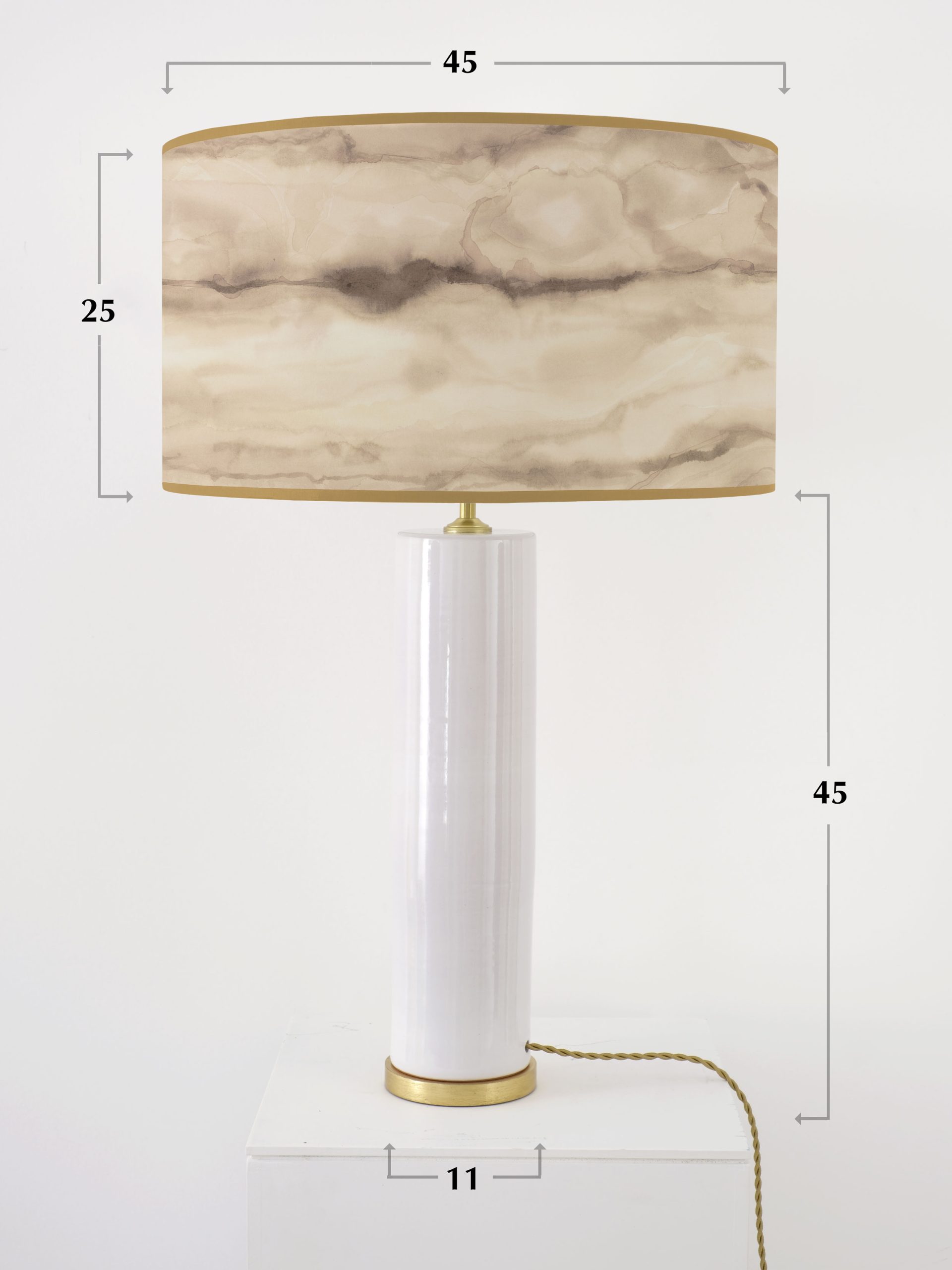 Lampara de sobremesa compuesta por pantalla artesanal pintada a mano sobre base de papel natural 100% algodón. El dibujo está basado en nuestro diseño de papel pintado a mano papel pintado a mano MALAQUITA. Pie de lampara de cerámica hecha a mano en torno alfarero. Esmaltada en color cascara de huevo. En la base lleva una peana de madera dorada realizada con pan de oro.